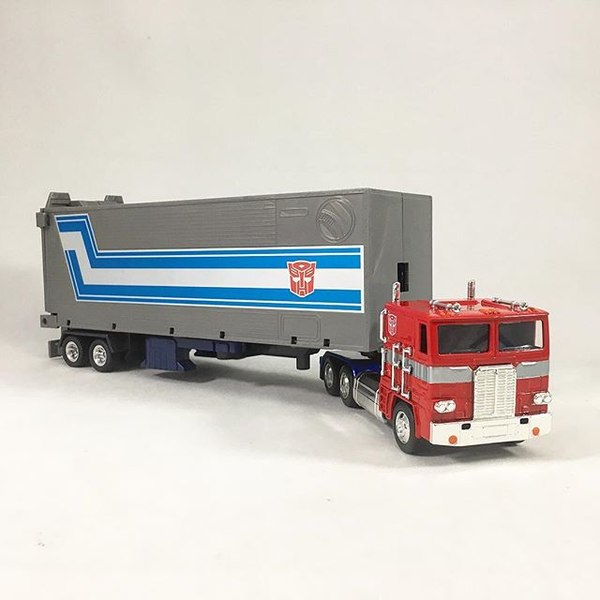 Jada Diecast G1 Optimus Prime In Hand Images Side By Side With Actual G1 Prime  (4 of 4)
